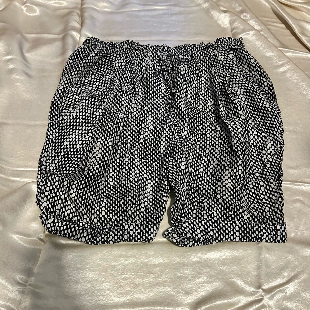 Poleci Black and White Patterned Fabric.